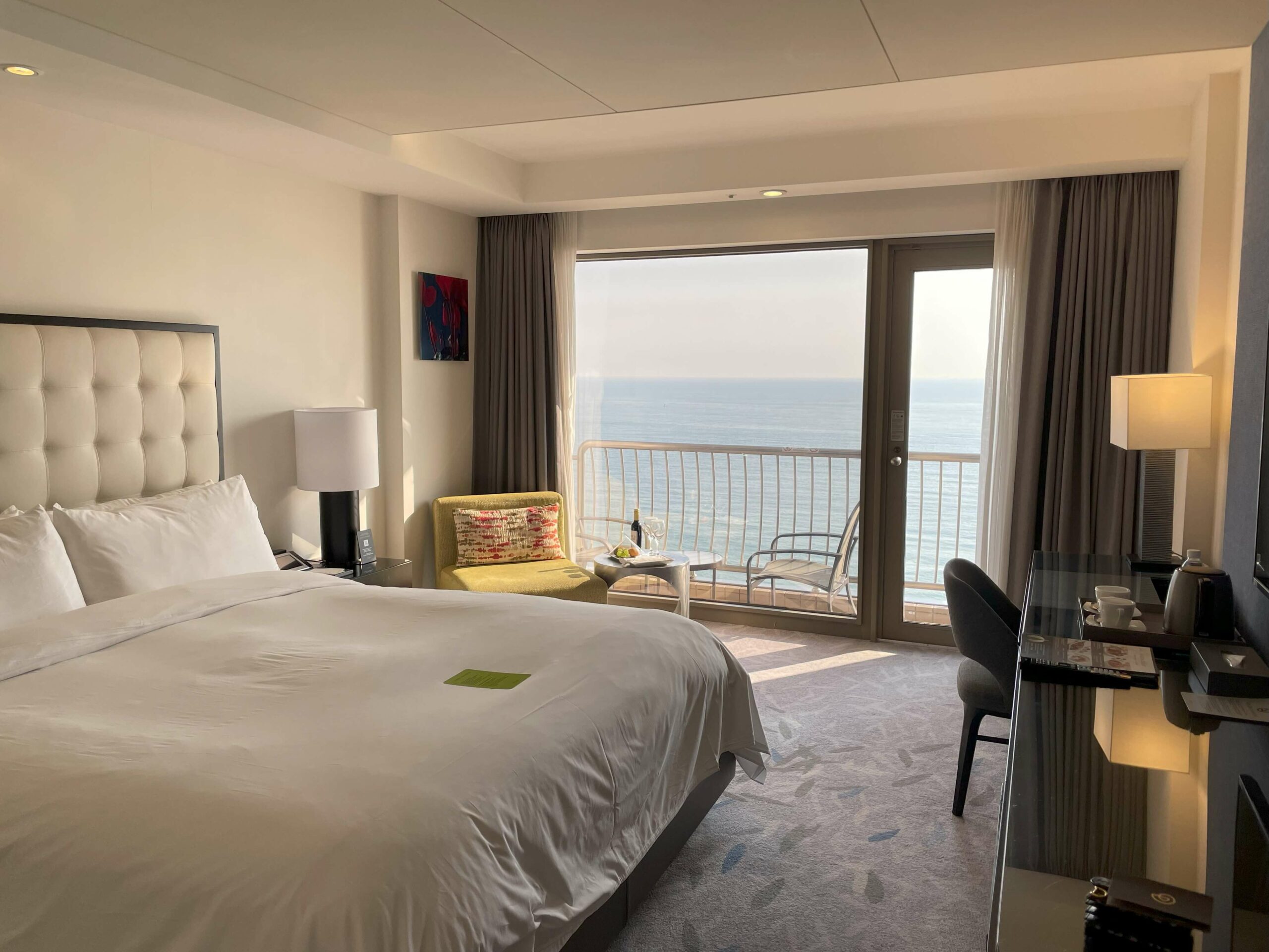 파라다이스 호텔 부산 바다전망 객실의 침대와 테이블